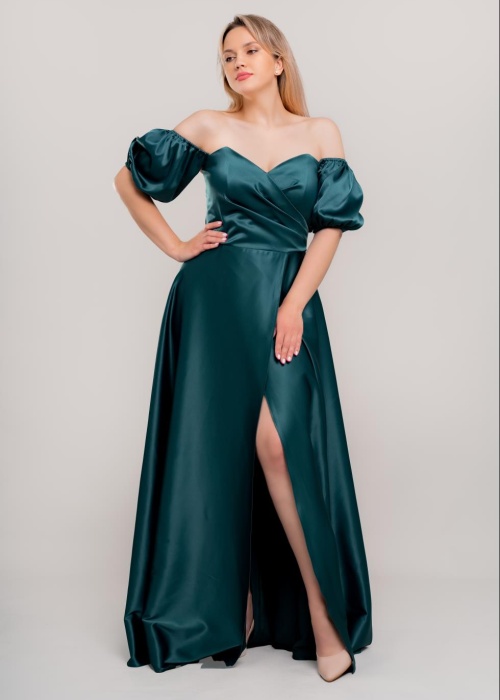 Вечернее платье атласное с рукавом фонарик и разрезом