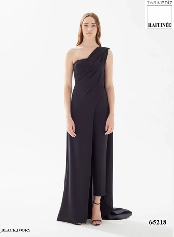 Чёрный комбинезон со шлейфом