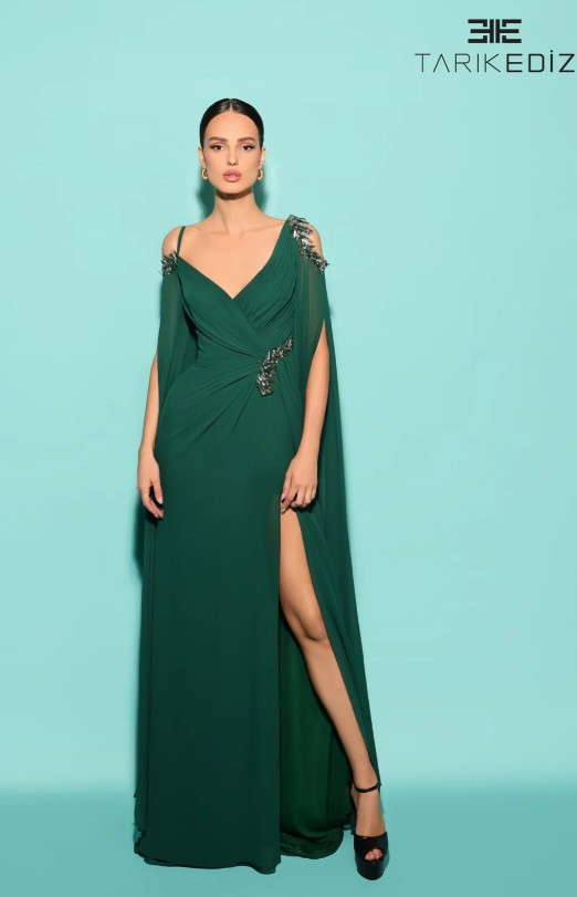 Зелёное платье с длинным рукавом