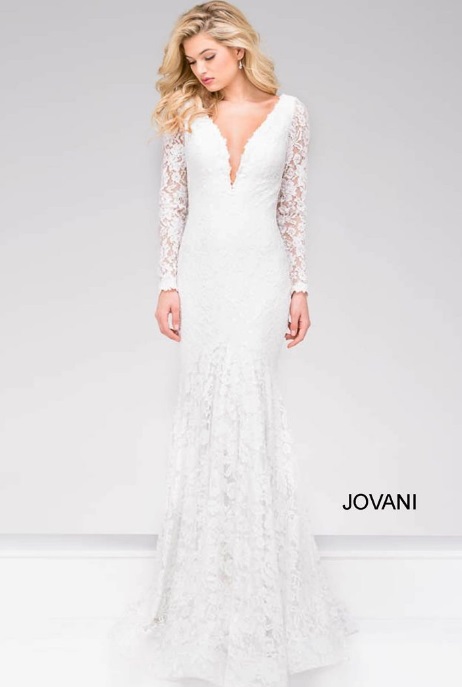 Белое кружевное платье с рукавом