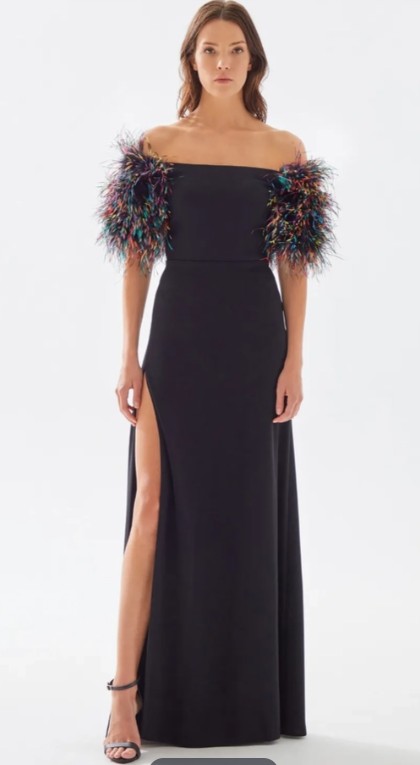 Чёрное платье с цветными перьями