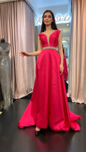 Малиновое платье на бал