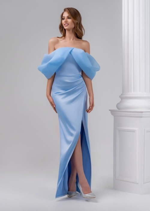 Вечернее атласное платье с открытыми плечами