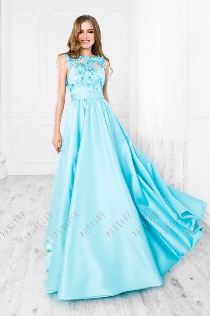 Голубое платье с кружевом