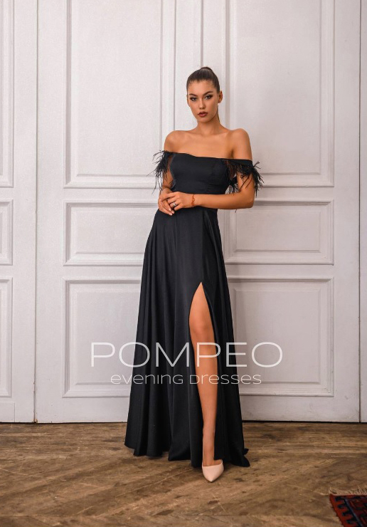 Чёрное платье из шёлка с перьями