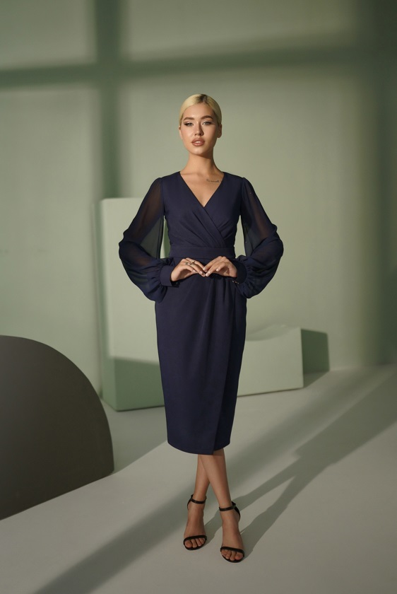 Футлярное платье с шифоновым рукавом