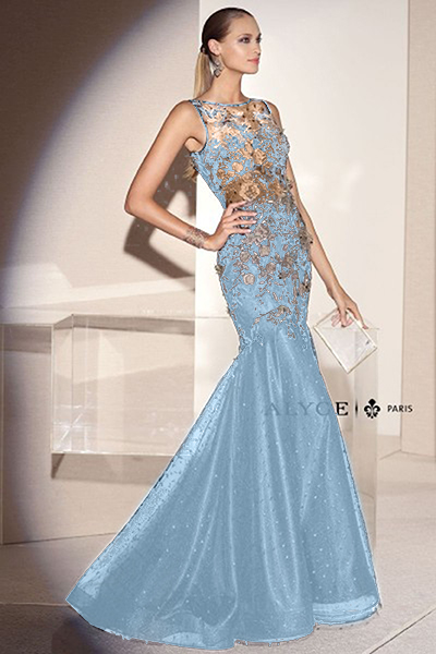 Голубое платье с золотой вышивкой