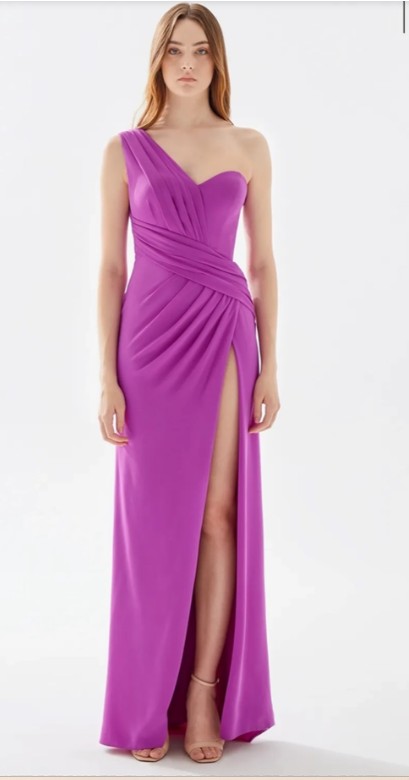 Зелёное платье на одно плечо