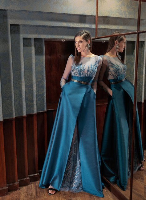 Атласное платье с поясом