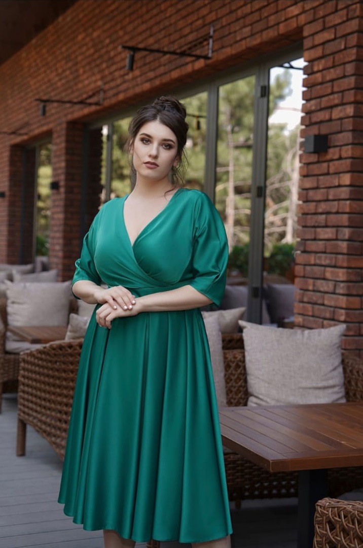 Миди из атласа с коротким рукавом