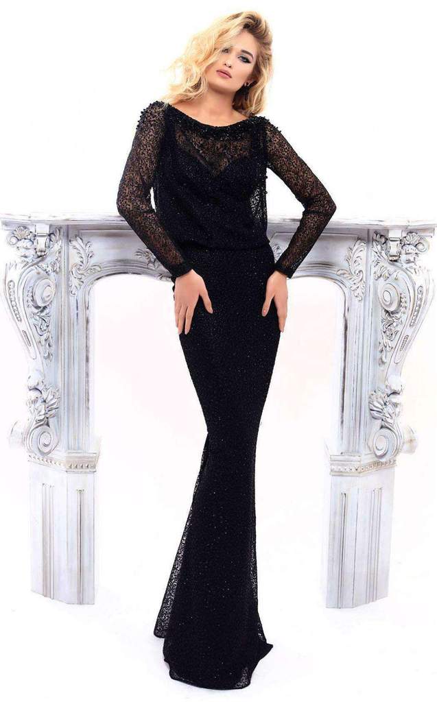 Чёрное платье с рукавом