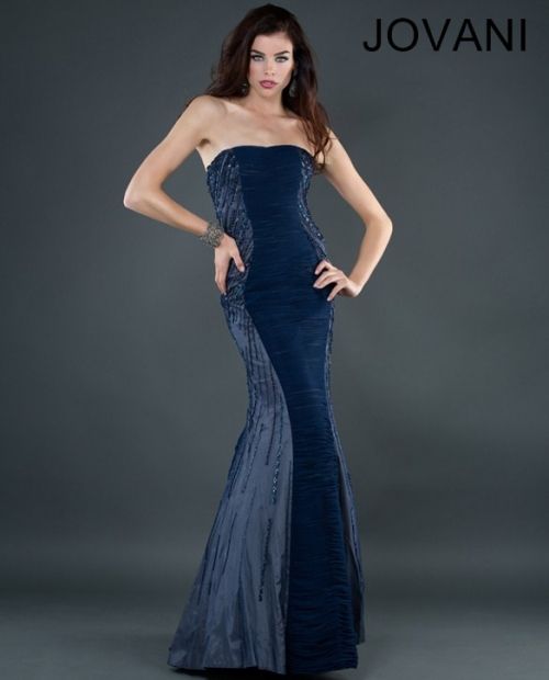 Синее платье с открытыми плечами