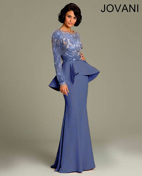 Синее платье с баской и кружевом