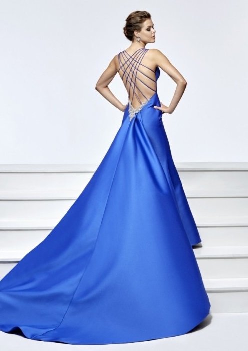 Синее платье со шлейфом