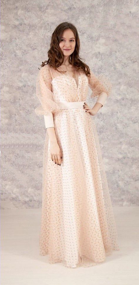 Бежевое платье в горошек