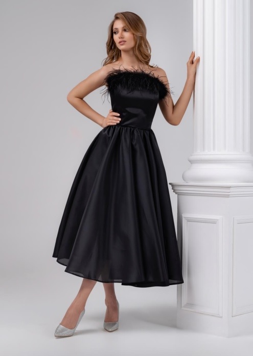 Вечернее платье с перьями пышное из органзы