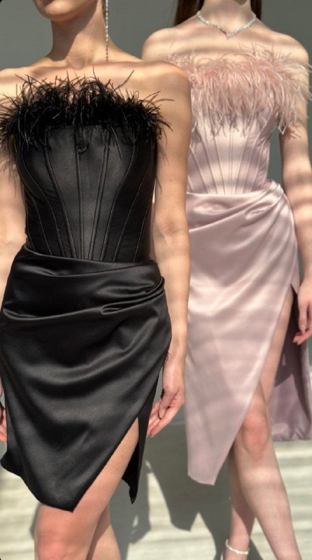 Чёрное миди с перьями и разрезом