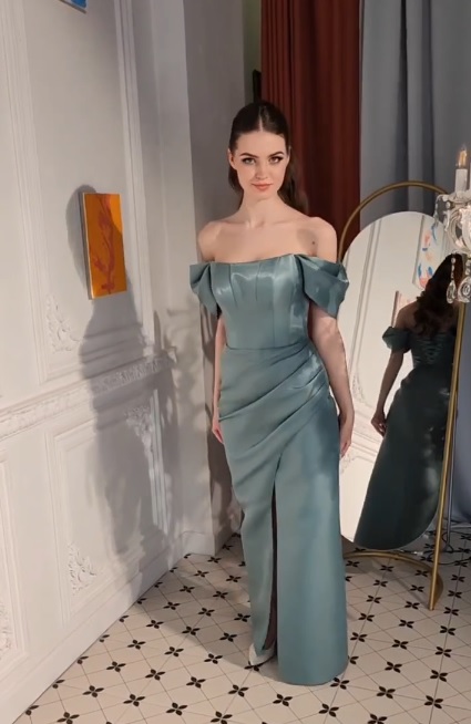 Мятное облегающее платье по фигуре