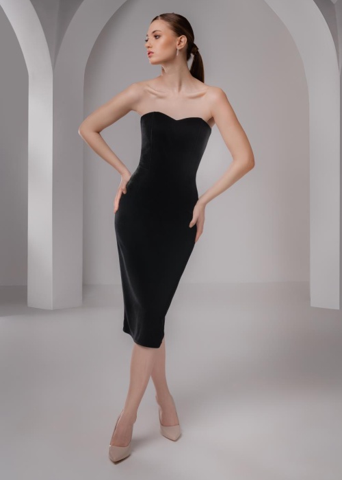 Вечернее бархатное платье с открытыми плечами