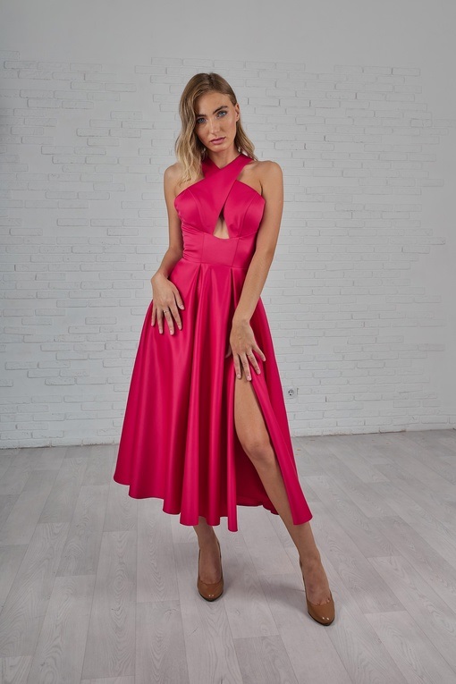 Атласное платье с открытыми плечами