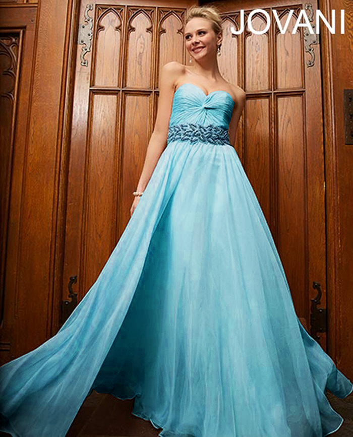 Голубое платье с поясом