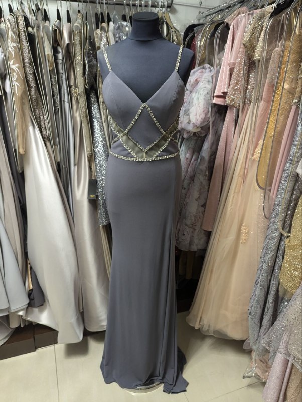 Серое платье на бретельках