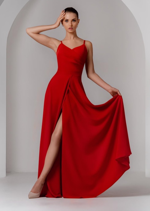 Вечернее платье с бретельками