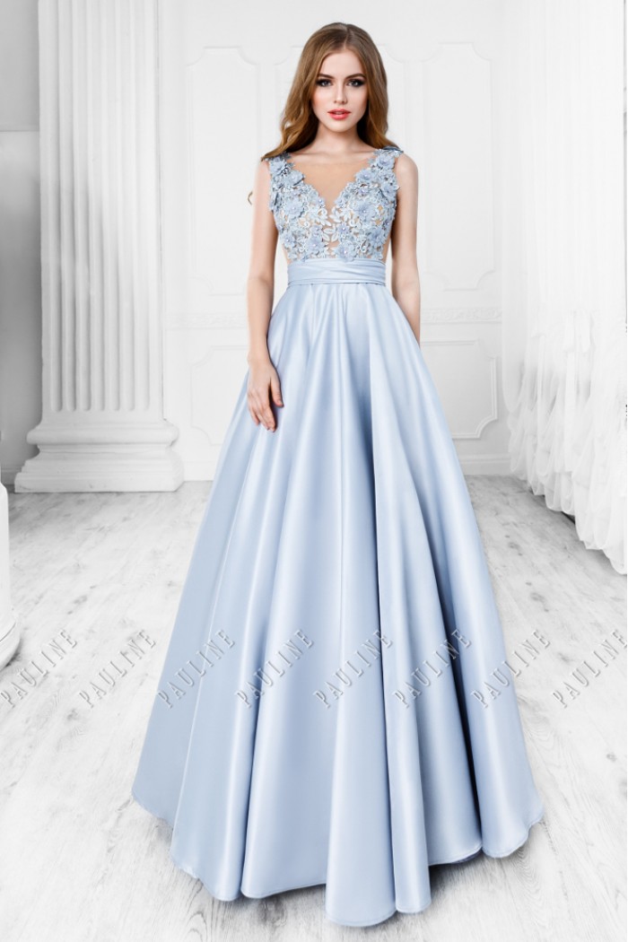 Серое платье с кружевом