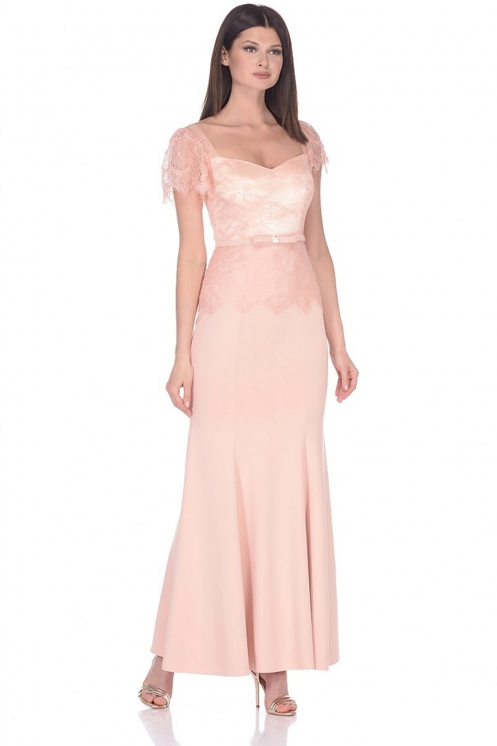 Персиковое платье с кружевом