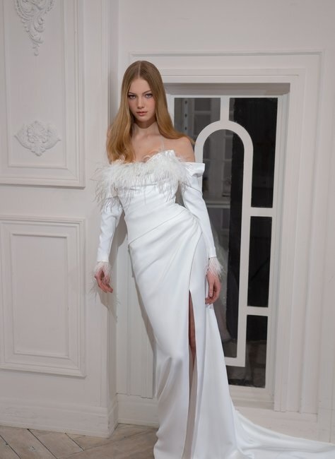 Черное платье с перьями и рукавами