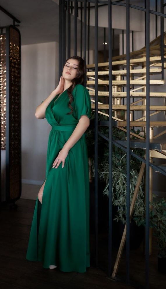 Вечернее платье в греческом стиле с коротким рукавом