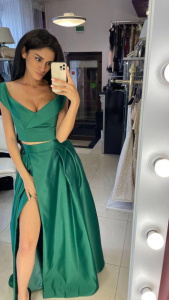 Изумрудные топ с юбкой из атласа