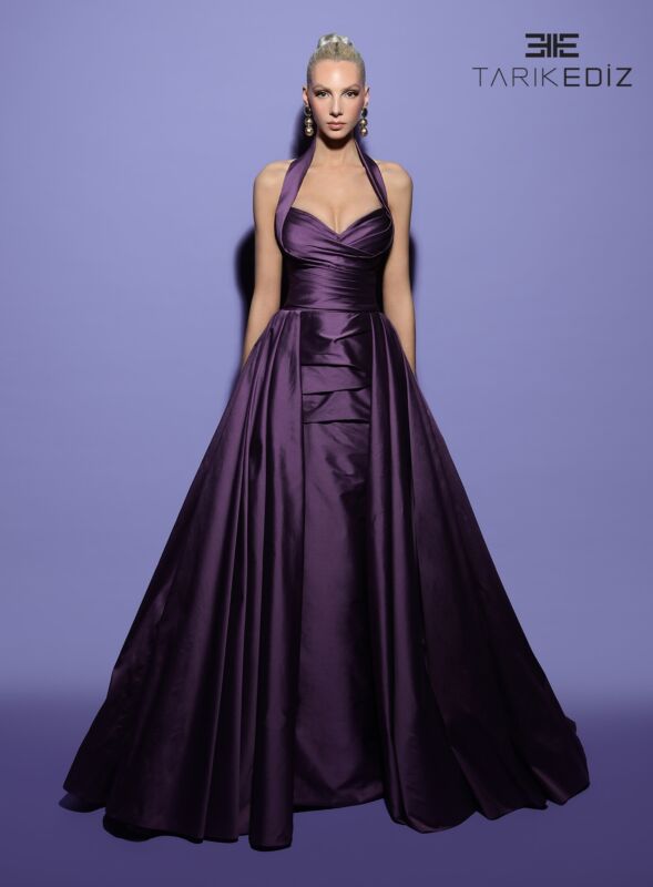 Фиолетовое платье со шлейфом