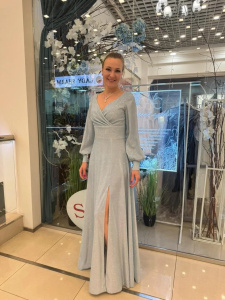 Вечернее платье с разрезом и пышным рукавом