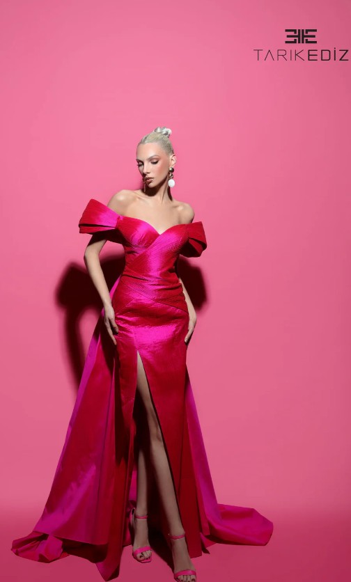 Фиолетовое платье с открытыми плечами