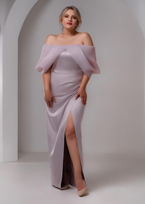 Вечернее платье с открытыми плечами