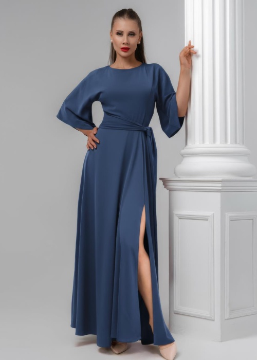 Вечернее платье пудровое с рукавом 3/4 и разрезом 