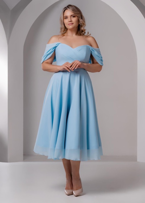 Вечернее шифоновое платье миди с открытыми плечами