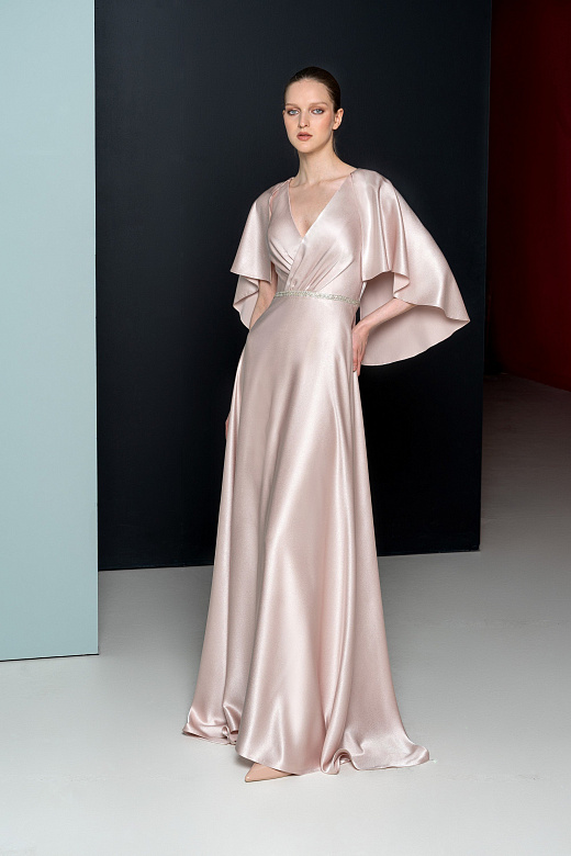 Бежевое платье с кейпом