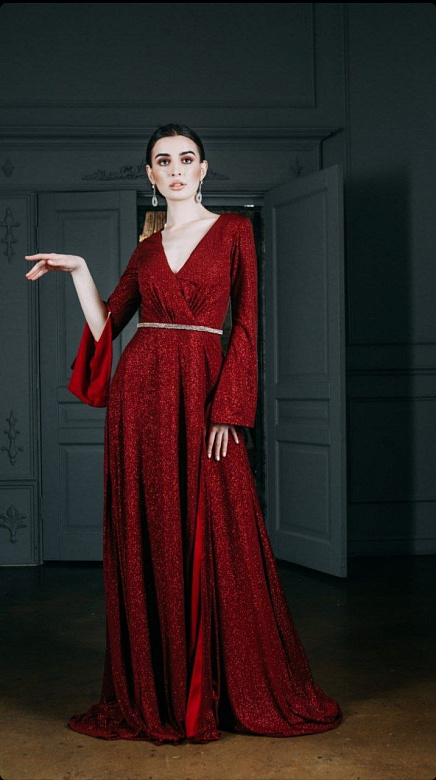 Бордовое платье с блестками