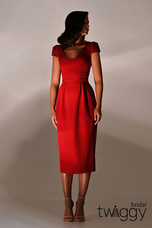 Розовое платье футляр без рукавов