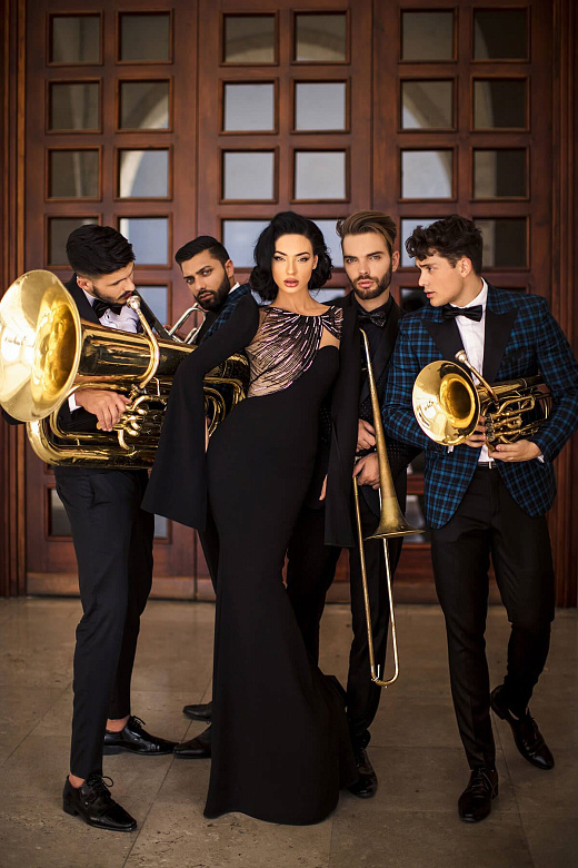 Чёрное платье с рукавом и бисером