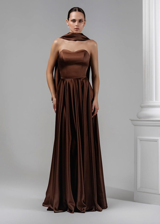 Атласное пудровое платье с шарфом