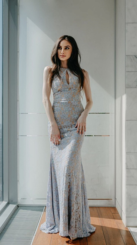 Голубое платье из кружева со стразами