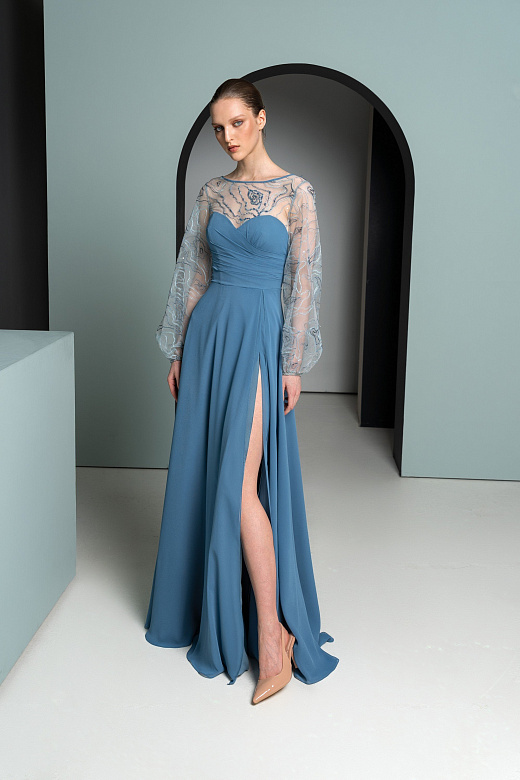 Голубое платье с длинным рукавом