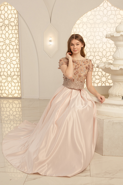 Топ с вышивкой и атласная юбка