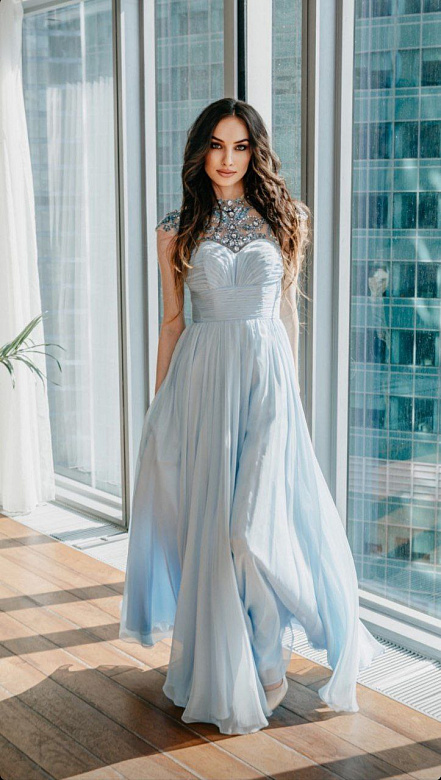 Голубое платье с камнями