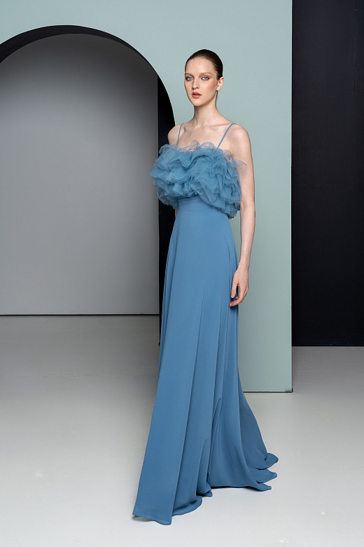 Платье в пол с объемным декором