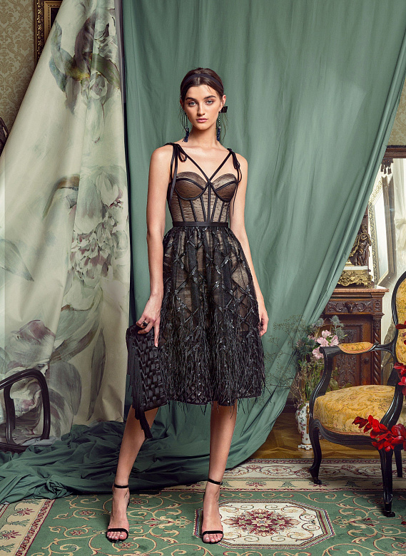 Чёрное миди с перьями и кружевом