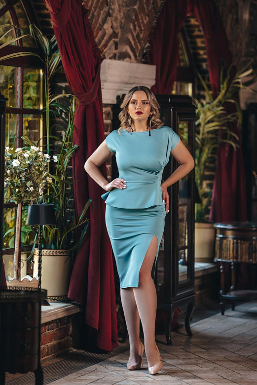 Вечернее платье синее облегающее с баской миди